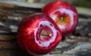 Thuajini “lamtumirë” doktorit dhe plakjes, faktet që e veçojnë mollën nga frutat e tjera