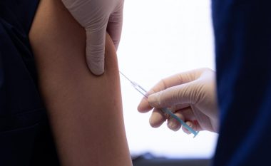 ÇUDIA/ Infermierja shkon t’i bëjë vaksinën, burri i nxjerr krahun silikon