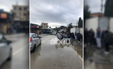 Aksident i rëndë në Elbasan, makina kthehet përmbys (FOTO LAJM)