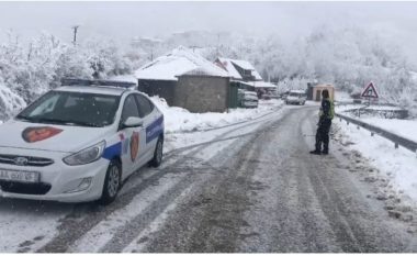 Bllokohen rrugët për shkak të borës në Kukës, policia: Këto akse janë të pakalueshme