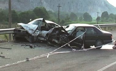 Furgoni përplaset me Benzin në Maliq dhe përmbyset, raportohet për 6 të lënduar (FOTO LAJM)
