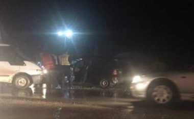 Aksident i trefishtë në Tiranë-Durrës, dy pasagjere dërgohen në spital