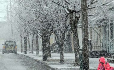 Bora bllokon rrugë dhe izolon fshatra në Maqedoninë e Veriut, disa vendbanime mbeten pa energji elektrike (VIDEO)