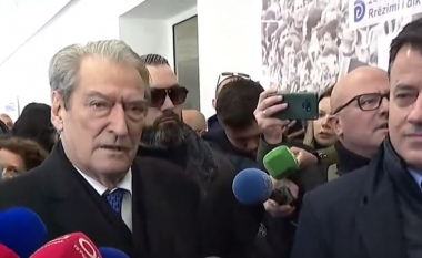 Hyri në selinë e PD, Berisha paralajmëron: Sot nuk do të hyj në zyrën e Bashës! (VIDEO)