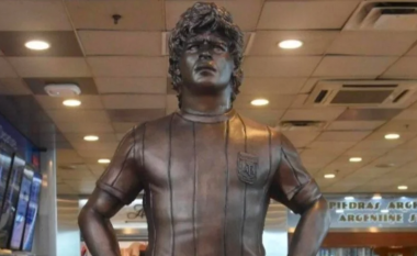 Inagurohet statuja e Maradonës në aeroportin e Buenos Aires