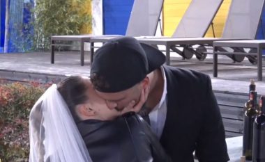 Plasin puthjet pasionante, “martohen” Donaldi dhe Beatrixi (VIDEO+ FOTO)