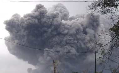 Shpërthimi i vullkanit në Indonezi, një i vdekur dhe dhjetëra të plagosur (VIDEO)