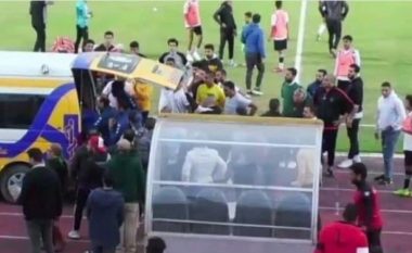 Egjipt: Nuk mbajti dot emociont e fitores në minutën e 92′, vdes trajneri pas një sulmi në zemër (VIDEO)