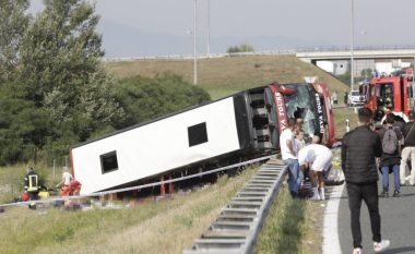 I shpëtoi krikoja, shoferin në Lushnjë e zë autobusi poshtë dhe humb jetën