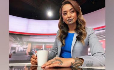 Gazetarja hyn në histori si personi i parë me tatuazh në fytyrë që prezanton lajmet (FOTO LAJM)