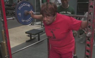 78-vjeçarja ngre 185 kg në peshëngritje (VIDEO)
