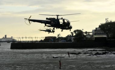Helikopteri i tij u rrëzua në det, ministri noton 12 orë dhe shpëton