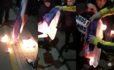 Albeu: Djegia i flamujve serbë në protestën e Berishës, arrestohen 2 shtetas dhe procedohen 6 të tjerë