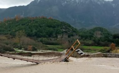 Prurjet e mëdha dëmtojnë urën në Kallarat, izolohen një pjesë e banorëve në Selenicë