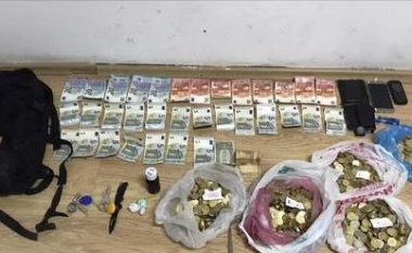 Policia arreston “bosin” e lypësve të rrugës, i gjen “një mal” me para