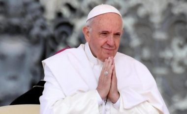 E RËNDË/ Një person tenton të sulmojë Papa Françeskun me thikë