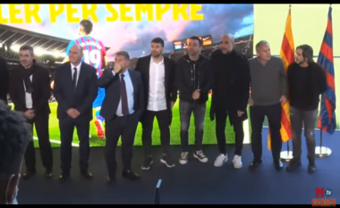 Aguero e mbyll konferencën me një foto së bashku me Xavi-n dhe Guardiolan