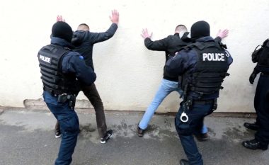 Policia e Kosovës kryen “ofensivë” kundër trafikimit të njerëzve, mbyllen tetë lokale (FOTO LAJM)