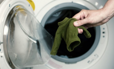 Nuk e ka fajin as lavatriçja as detergjenti për prishjen e rrobave, ky është gabimi që bëni