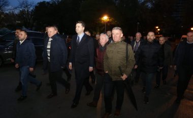 Në vigjilje të Kuvendit të Berishës, Basha me kryetarët e degëve të PD-së marshojnë në këmbë drejt selisë blu (FOTO LAJM)