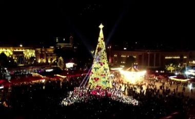 Ndizen dritat e pemës te “Sheshi Skënderbej” në Tiranë (FOTO LAJM)