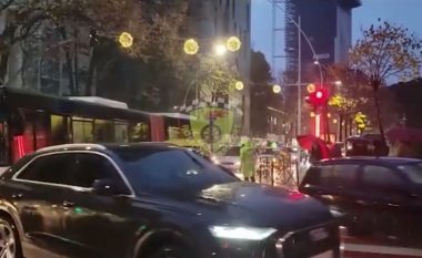 Tirana në kaos, policia rrugore ndan udhëzimet (VIDEO)
