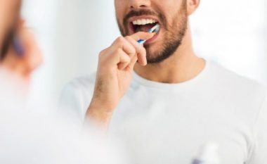 Doni të keni dhëmbë të bardhë dhe të shëndetshëm? 7 këshilla të thjeshta që duhet të ndiqni