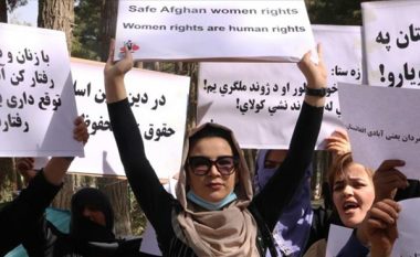 “Nuk është pronë, por qenie e lirë njerëzore”, talebanët mbajnë fjalën dhe firmosin dekretin për të drejtat e grave