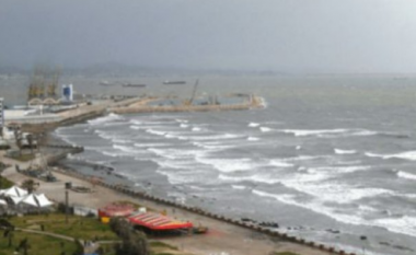 Furtuna pezullon lundrimin i anijeve të vogla në Vlorë, trageti nga Italia me 7 orë vonesë