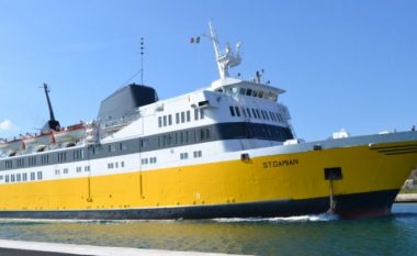 Albeu: Trageti me 118 pasagjerë prej mëngjesit në mes të detit në Vorë, era pengon ankorimin