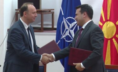 Gashi dhe Zaev shtrëngojnë duart! Firmosën marrëveshjen për futjen e AAA në Qeveri (VIDEO)