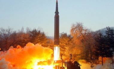 Koreja e Veriut teston me sukses një raketë hipersonike