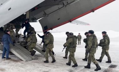 Trupat ushtarake të Rusisë nisën për në Kazakistan, ndërsa goditja vazhdon