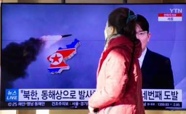 Koreja e Veriut lëshon përsëri raketa mes një “stuhie” të pazakontë testesh