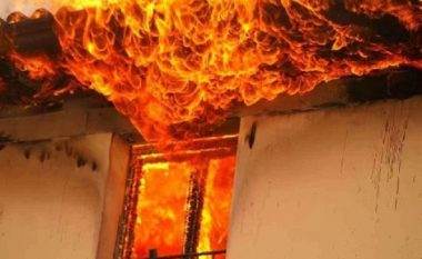 E trishtë! Zjarri djeg banesën në Vlorë bashkë me 55 vjeçarin brenda