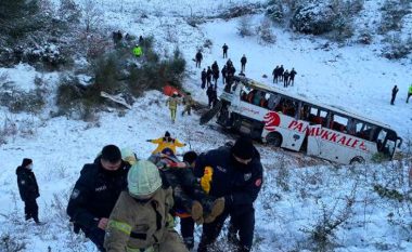 Autobusi aksidentohet rëndë, 3 humbje jete dhe 17 të plagosur