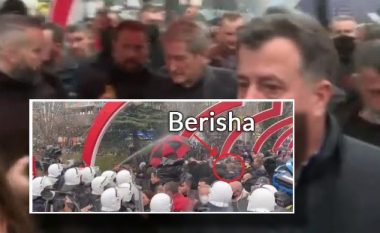 Po shkonte drejt selisë blu, gazi lotsjellës largon Berishën dhe protesuesit (VIDEO)