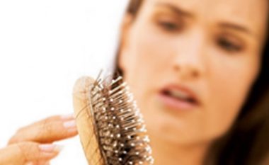 Ju nuk e dini, por këto tre gjëra shkaktojnë rënien e flokëve