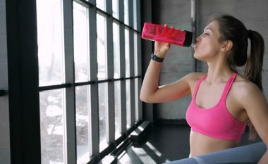 Sa ujë duhet pirë gjatë stërvitjes?