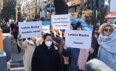 Lulzim Basha takim me gratë, të rinjtë e FRPD-së dhe anëtaret e LDG i dalin para me pankarta