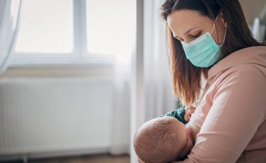 STUDIMI/ A e transmetojnë nënat koronavirusin te foshnjet gjatë ushqyerjes me gji?