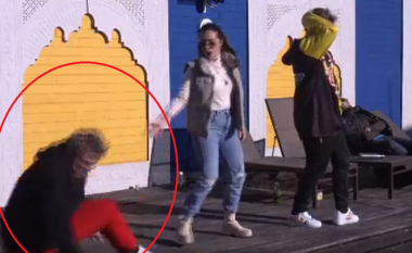 Iliri i Big Brother rrëzohet teksa bënte prova në skenë (VIDEO)