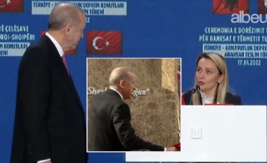 Erdogan nderohet me titullin “Qytetar Nderi” në Kurbin, edhe sheshit i vihet emri i tij