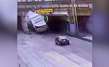 Nënkalimi është shumë i ulët për kamionin, shikoni si e pëson shoferi (VIDEO)