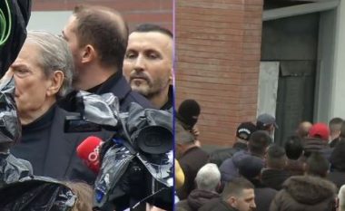 Mbështetësit e Berishës hynë në seli, u hidhet gaz lotsjellës (VIDEO)