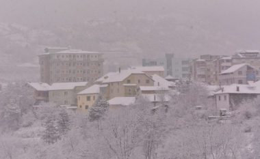 Trashësia e borës në Dibër mbi 40 cm, prefekti: Priten ulje temperaturash, zonat pa drita