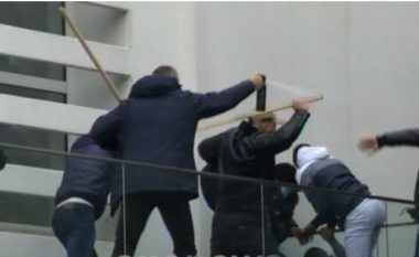 Plas keq në selinë e PD-së, mbeshtesit e Bashës po perleshen me mbeshtesit e Berishës (VIDEO)
