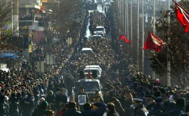16 vjet më parë! Pamje nga homazhet mes acarit për Ibrahim Rugovën, amaneti që i la Kosovës