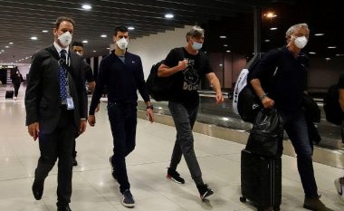 Pamje nga aeroporti, Gjokovic largohet nga Australia pasi humbi betejën (FOTO LAJM)
