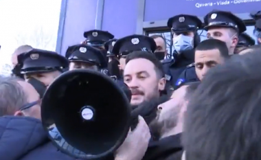 Molliqaj thirrje policisë: Futuni brenda, ne mbajmë fjalimin e ecim në shtëpi (VIDEO)